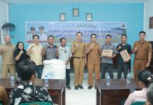 Pemko Gusit Serahkan Bantuan ke Nelayan