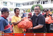 Wali Kota Gunungsitoli Serahkan Bantuan Logistik untuk Fakir Miskin dan Kaum Duafa